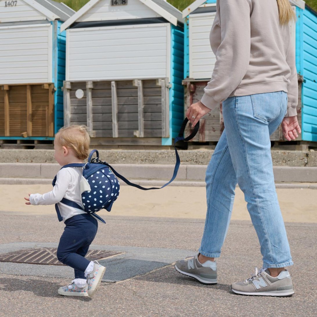 Little kid clearance backpack with leash